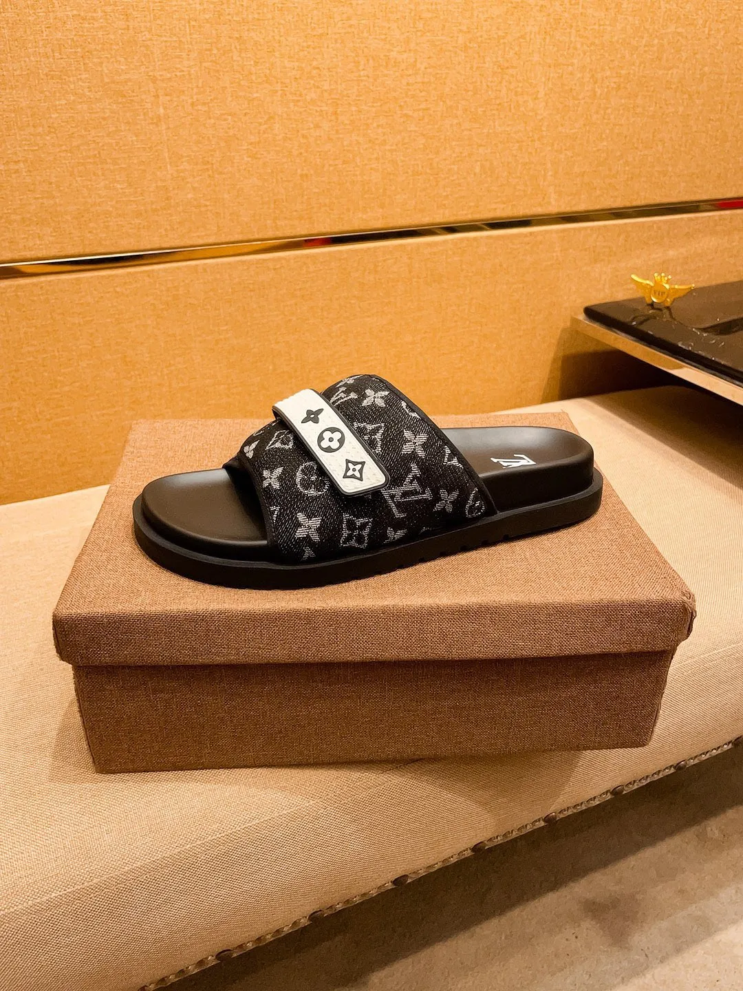 Men's men's shoes 💰 320💰 New model on the market 🔥[LV🔥 Louis Vuitton slippers] High-end 1:1 mold customization, original upgraded version of the outsole, lighter and non-slip. The top quality in the market, fashion focuses on trends, versatile and popular, simple yet tasteful, a must-have for fashionistas, exuding a fashionable and casual atmosphere, fashion is at your feet, full of confidence, the same style at the counter👍The season of spring and summer slippers is here, they are super beautiful to wear, 38-44 3⃣️colors available🔥